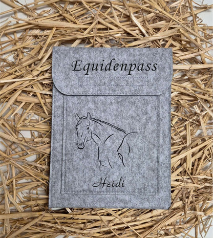 Equidenpass-Motiv-Name-personalisiert-hellgrau