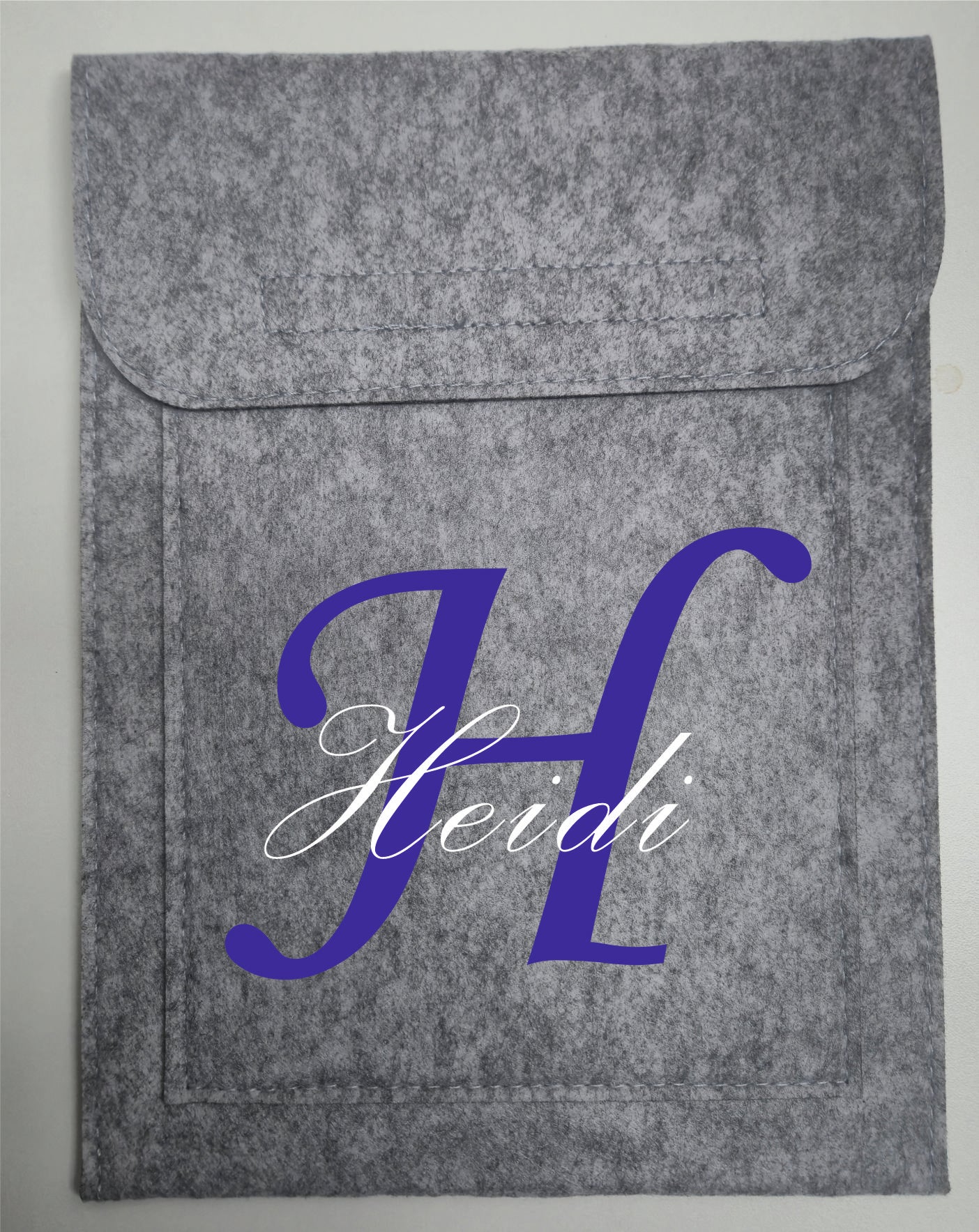 Equidenpasshülle personalisiert in Grau-Melange mit Initialien, ideal für Pferdepass und Reiter Zubehör