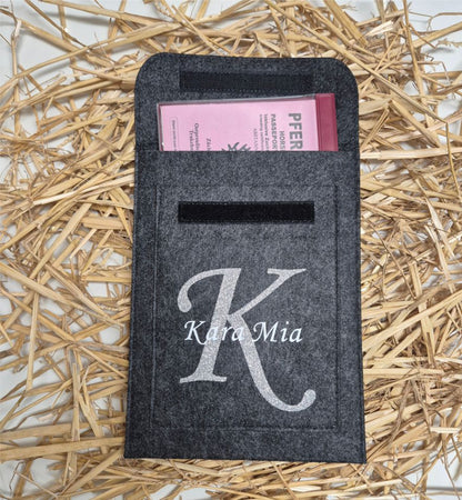 Equidenpasshüllen personalisiert in grauem Filz mit Initialen, ideal für Pferdepass und Reiter Zubehör.
