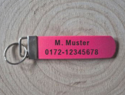 Personalisierbarer SOS-Sattelanhänger aus Biothane mit Name und Telefonnummer – Notfallanhänger für Pferd, wetterfest und robust.