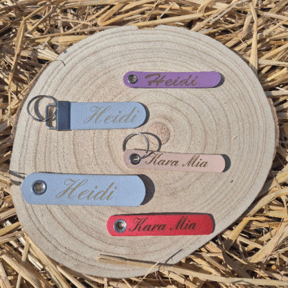 Personalisierbarer SOS-Sattelanhänger aus Biothane mit Name und Telefonnummer – Notfallanhänger für Pferd, wetterfest und robust.